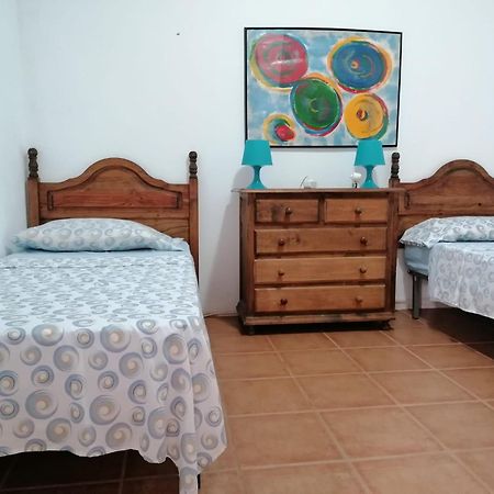 Habitacion En Un Bajo 2 Camas Individual Casa Compartida Abades  Exterior photo